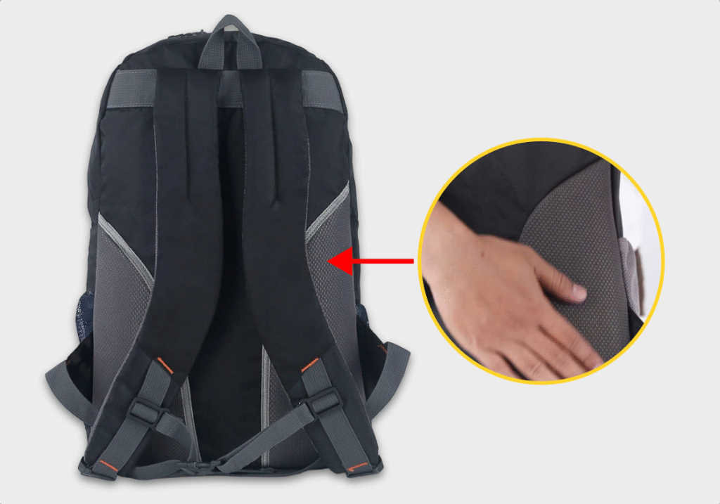 Bantalan tebal, empuk, dan berpori pada panel belakang tas ransel kerja Outvin TL 795, ditunjukkan tanda panah.