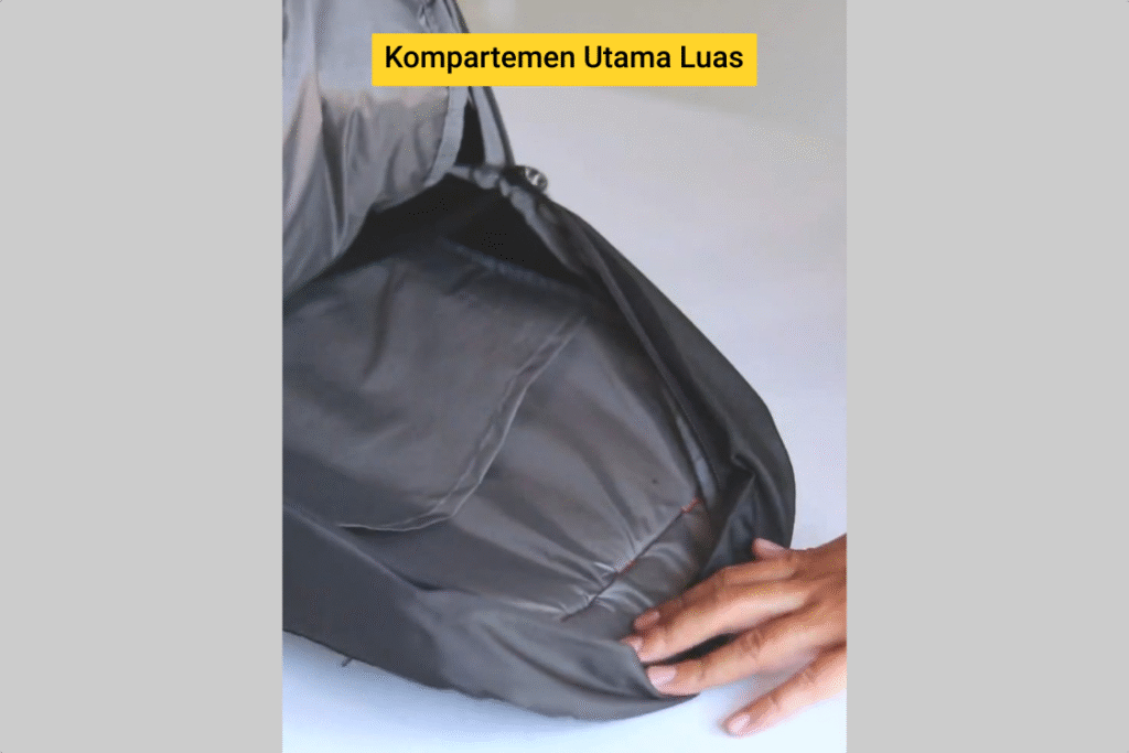 Sebuah tangan menunjukkan luasnya kompartemen utama backpack Outvin TL 795 dalam kondisi terbuka, bisa memuat banyak barang.