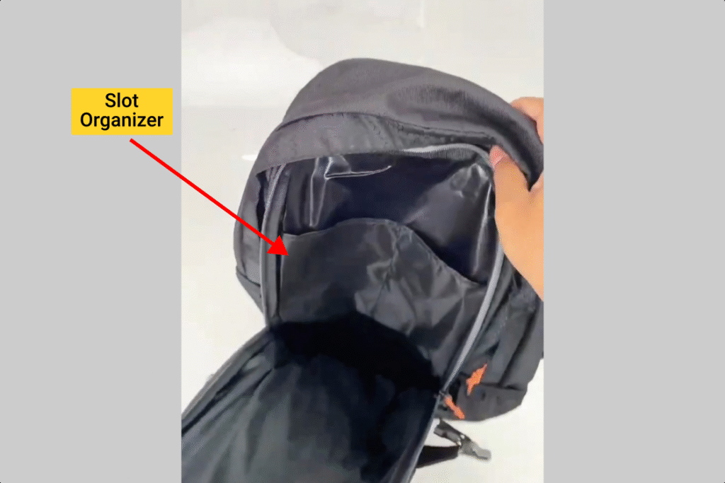 Kompartemen depan tas Inflico BA325IFS dengan slot organizer, ditunjukkan tanda panah dan text overlay āSlot Organizerā.