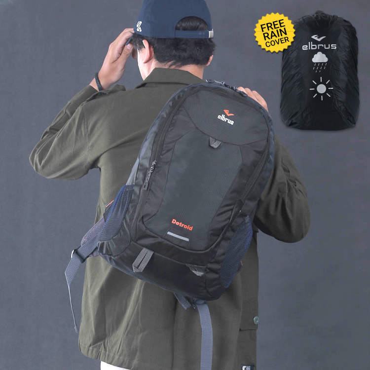 Pria membawa tas ransel kerja Outvin TL 795 dan rain cover warna hitam. Sticker overlay: "Free Rain Cover".